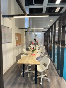 Bild der gläsernen Redaktion, Tisch mit Stühlen